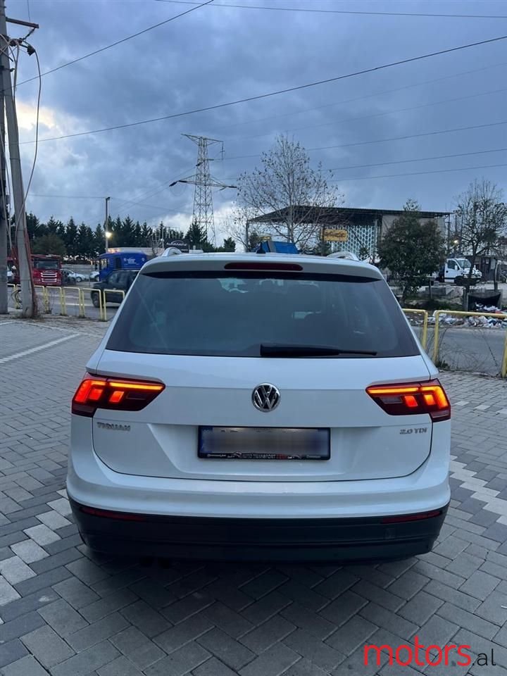 2017' Volkswagen Tiguan photo #2