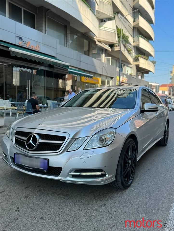 2011' Mercedes-Benz E 300 photo #1
