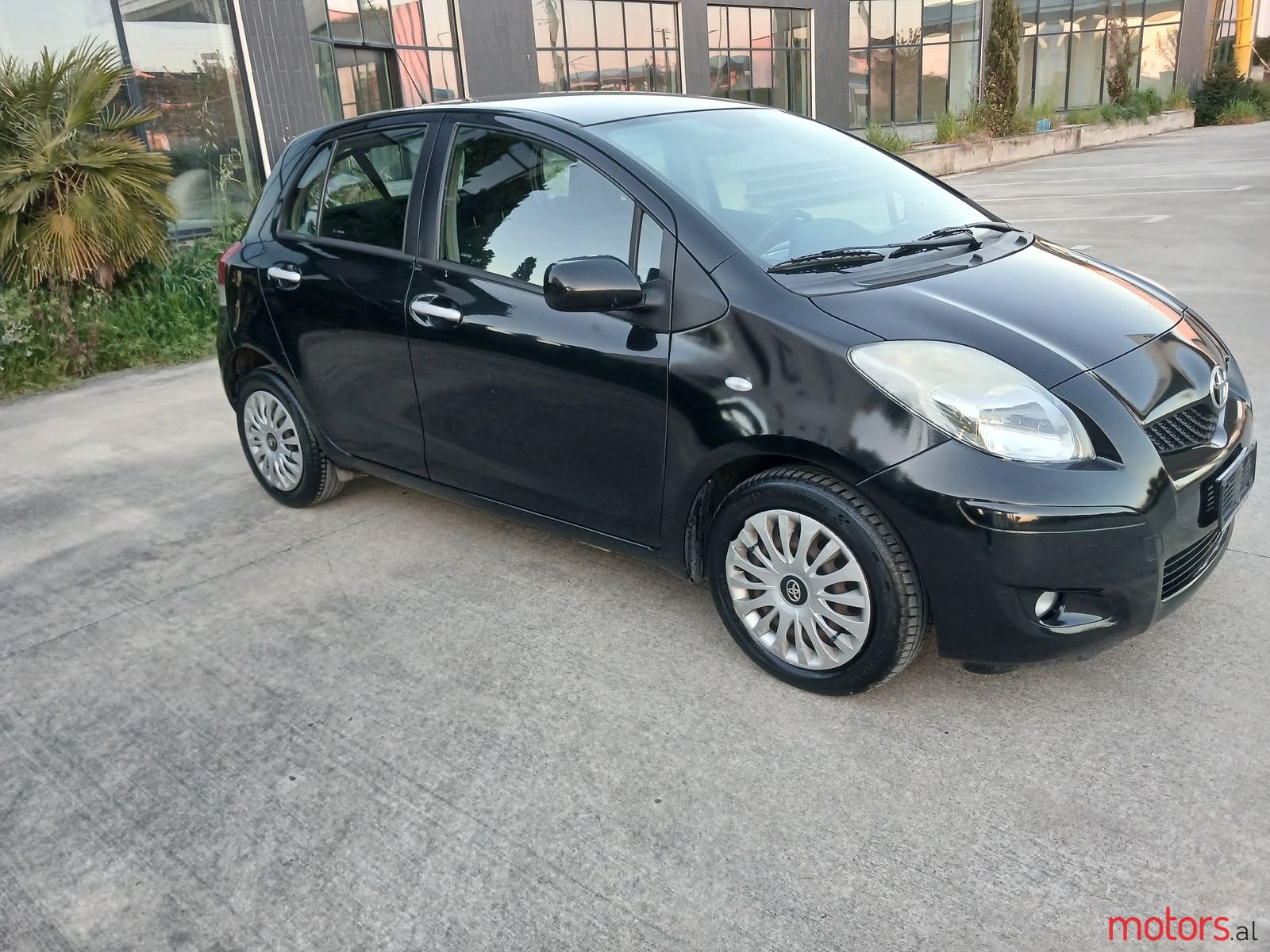 2011' Toyota Yaris photo #2