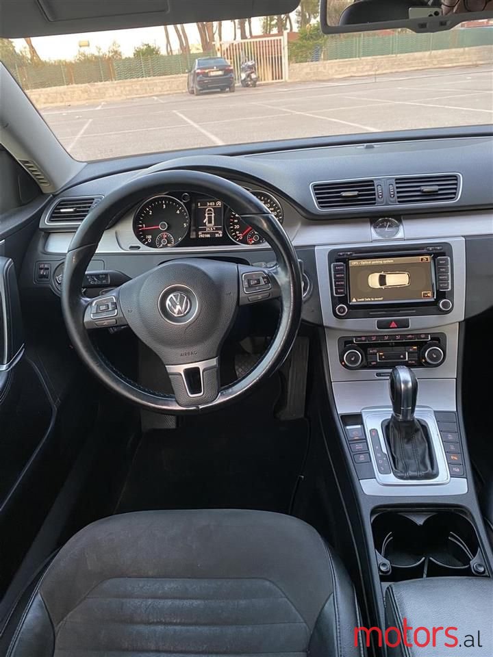 2011' Volkswagen Passat photo #5