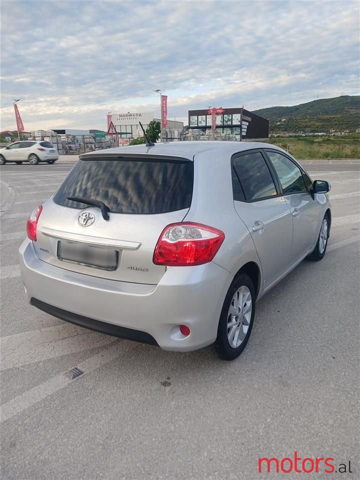 2012' Toyota Auris photo #5