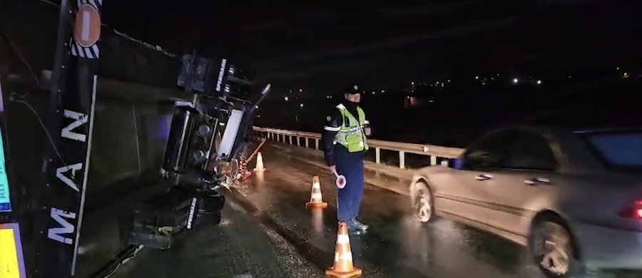 Era e fortë në juglindje/ Rimorkio shkëputet nga kamioni dhe bllokon rrugën Korçë-Bilisht