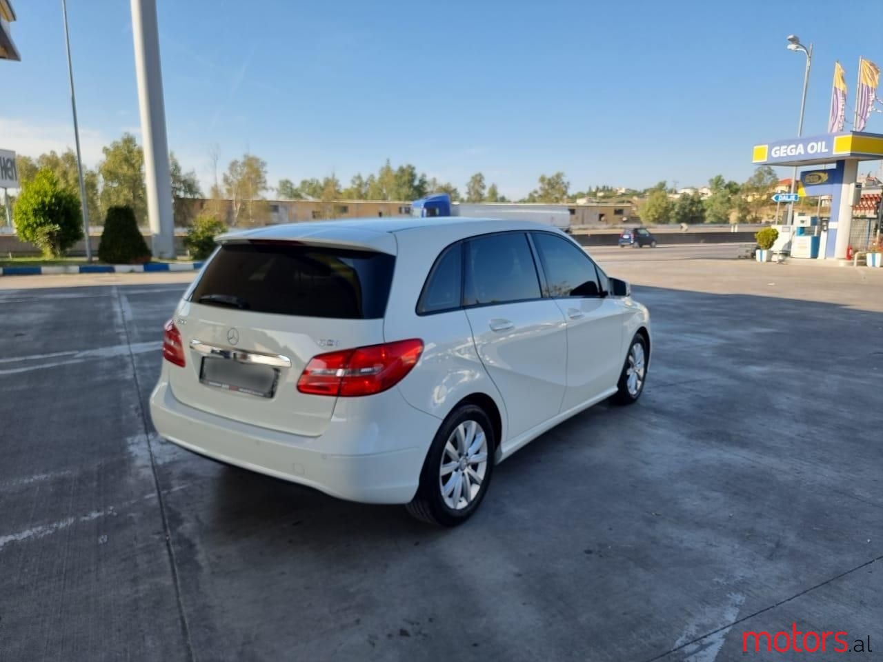 2013' Mercedes-Benz 200 photo #2
