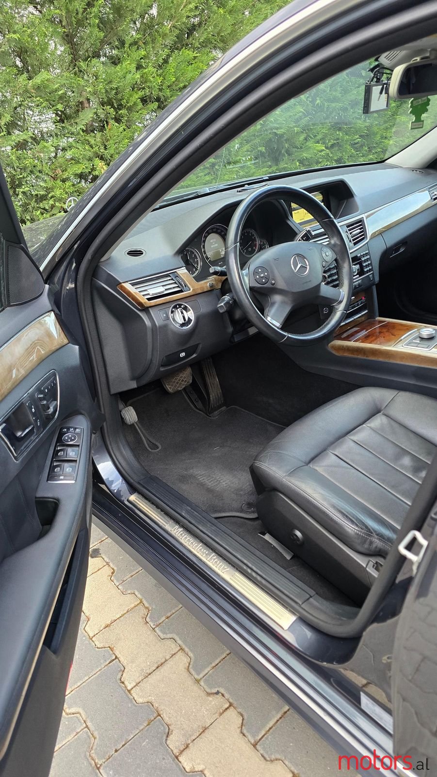 2011' Mercedes-Benz E 300 photo #4