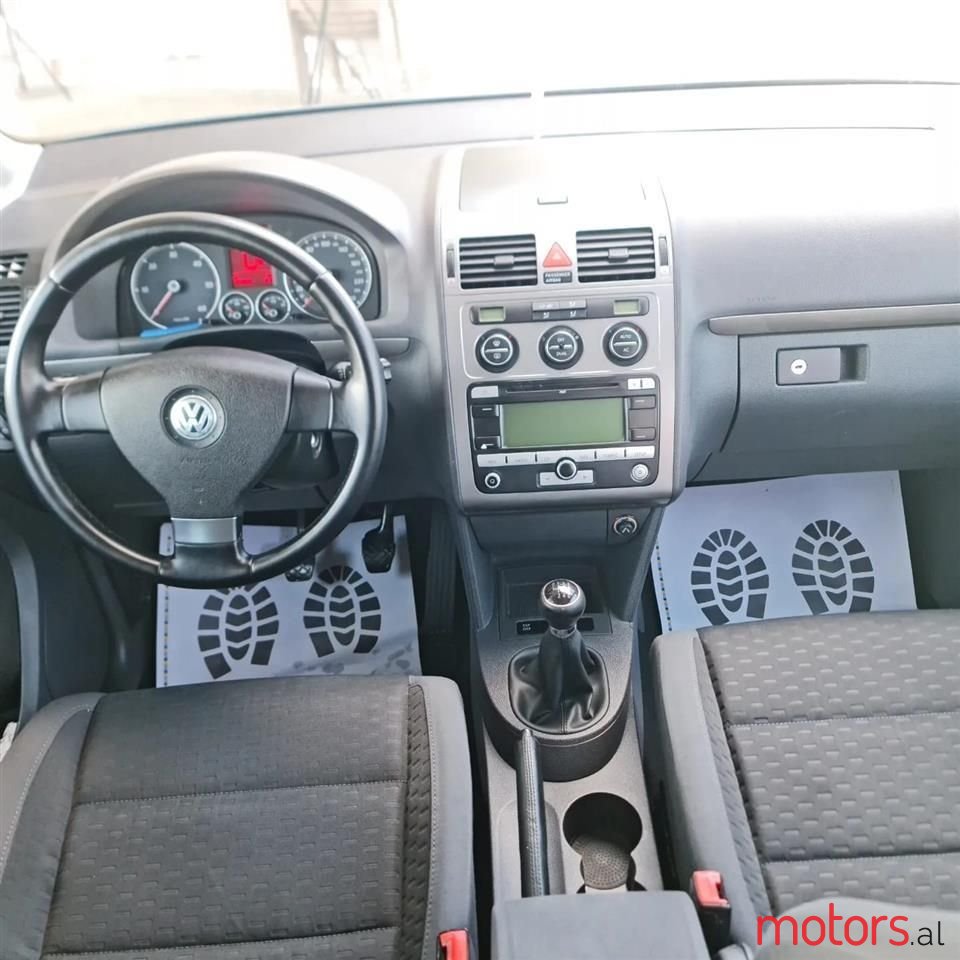 2009' Volkswagen Touran photo #6