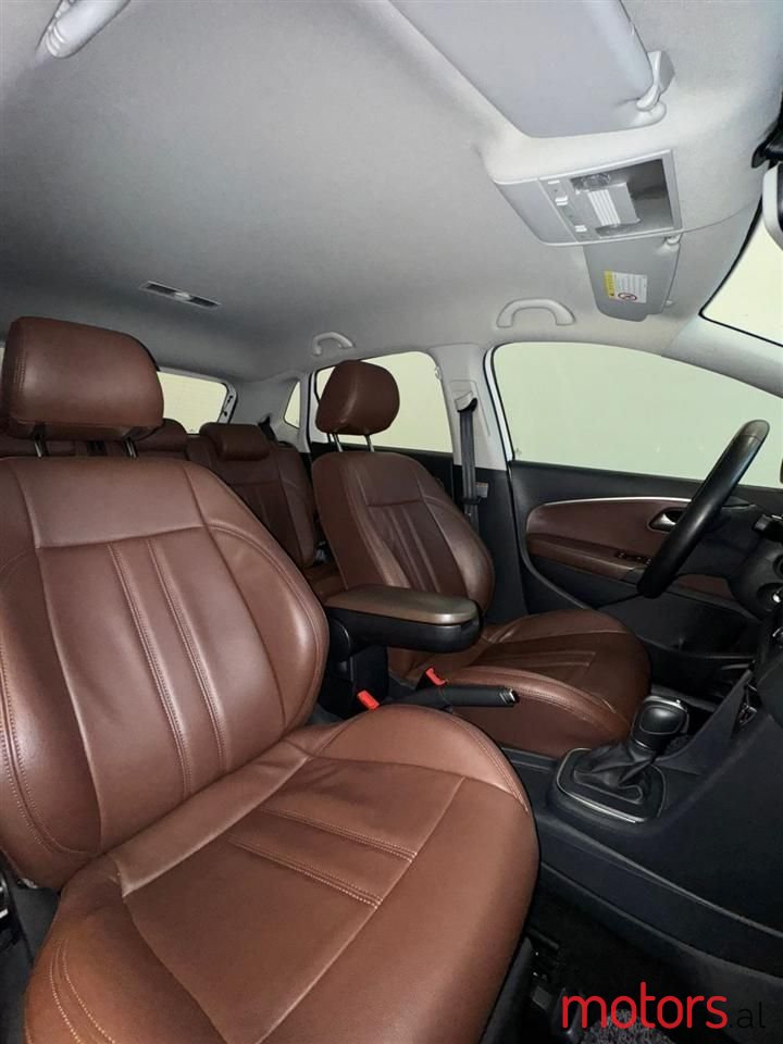 2015' Volkswagen Polo photo #6