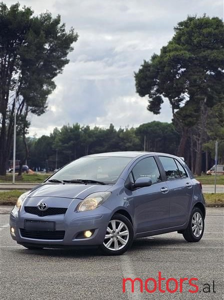 2010' Toyota Yaris photo #1