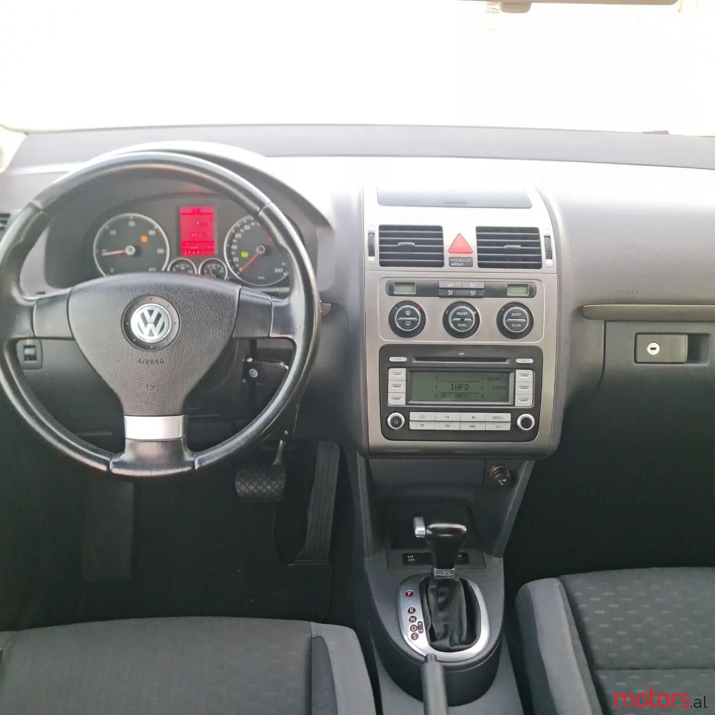 2008' Volkswagen Touran photo #2