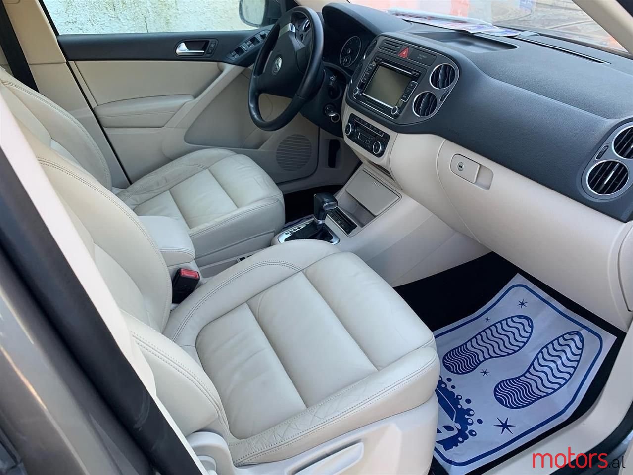 2010' Volkswagen Tiguan photo #2