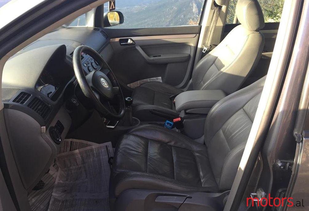 2004' Volkswagen Touran photo #1