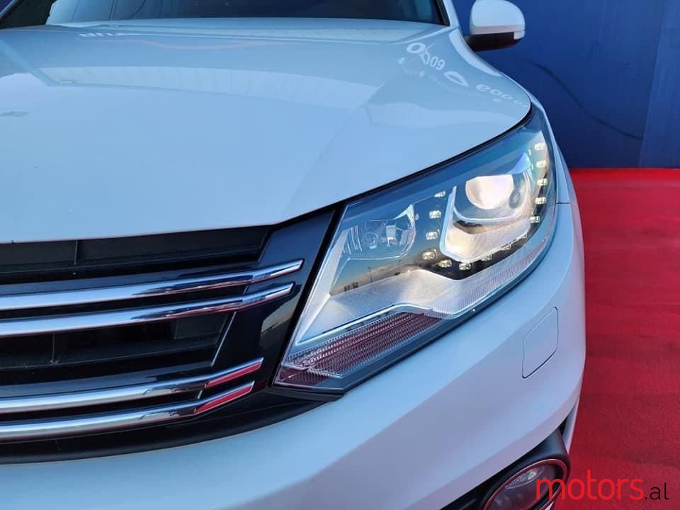 2012' Volkswagen Tiguan photo #5