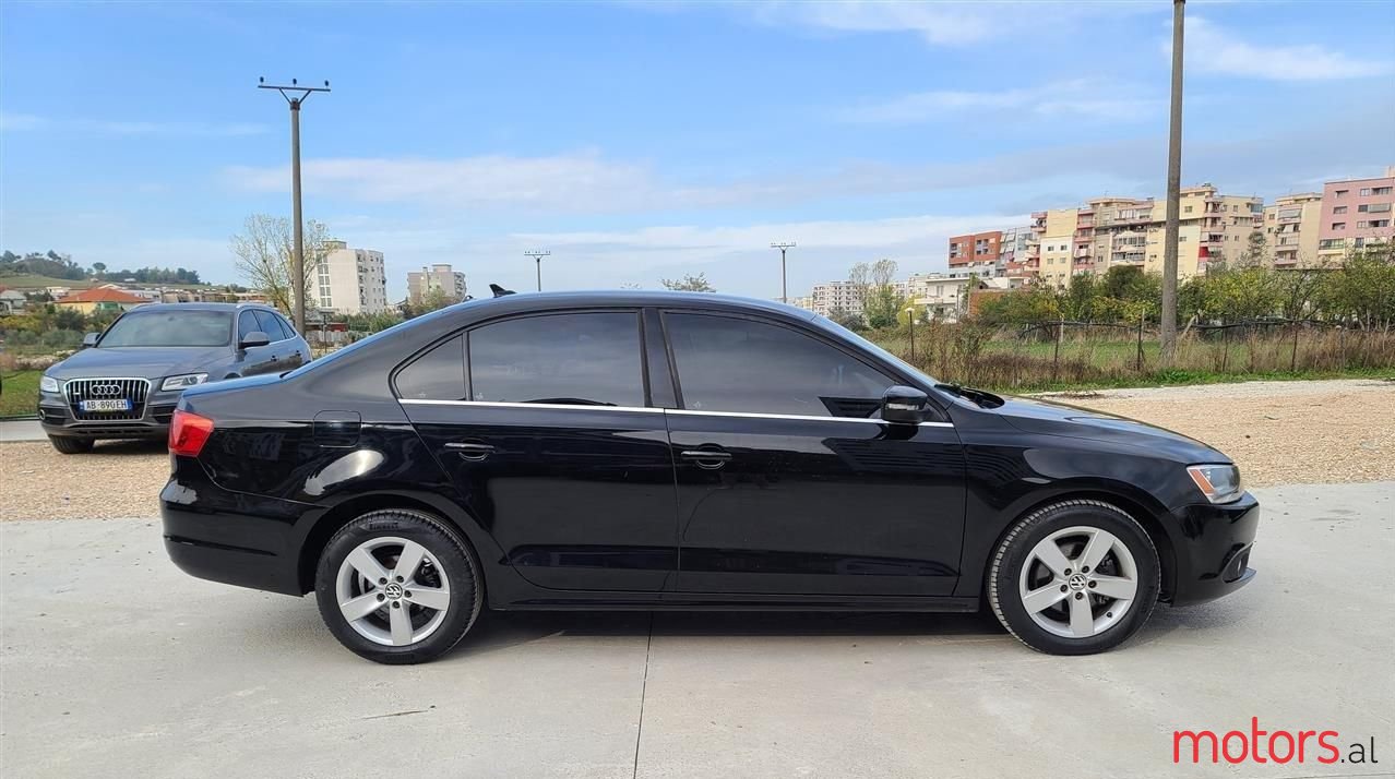 2012' Volkswagen Jetta photo #3