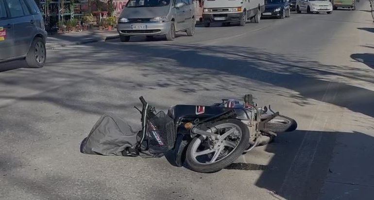 Aksident në Fier, “Benzi” përplas motorin, përfundon në spital drejtuesi i motomjetit
