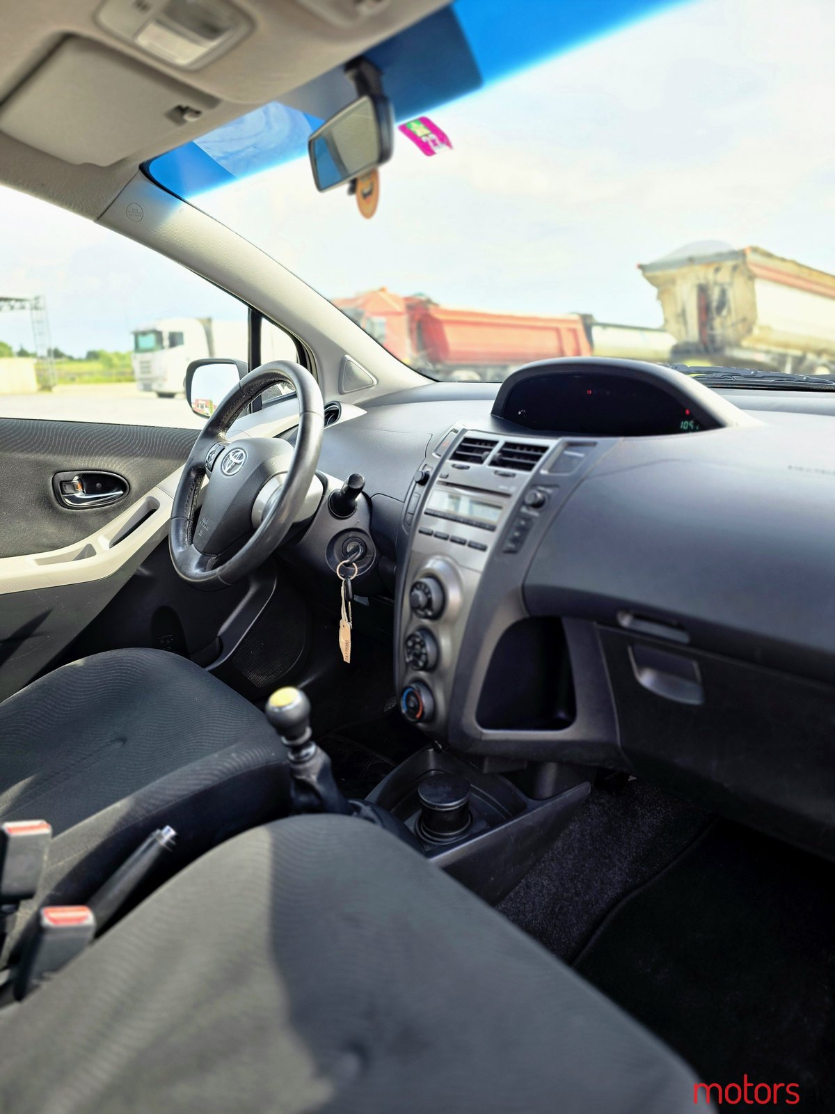 2011' Toyota Yaris photo #7