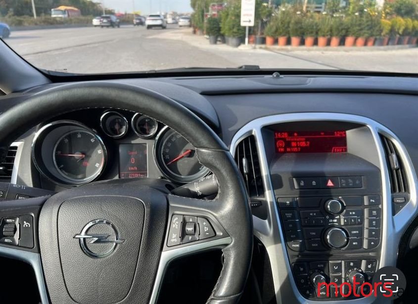 2012' Opel Astra photo #3