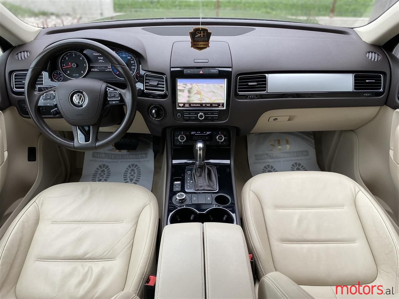 2012' Volkswagen Touareg photo #6