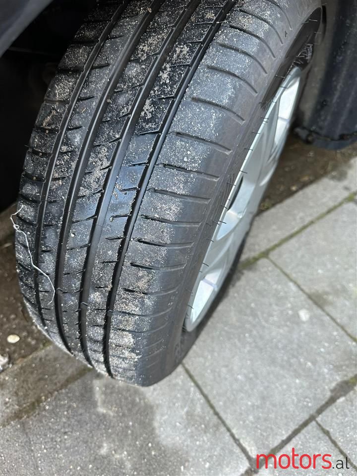 2011' Renault Clio photo #4