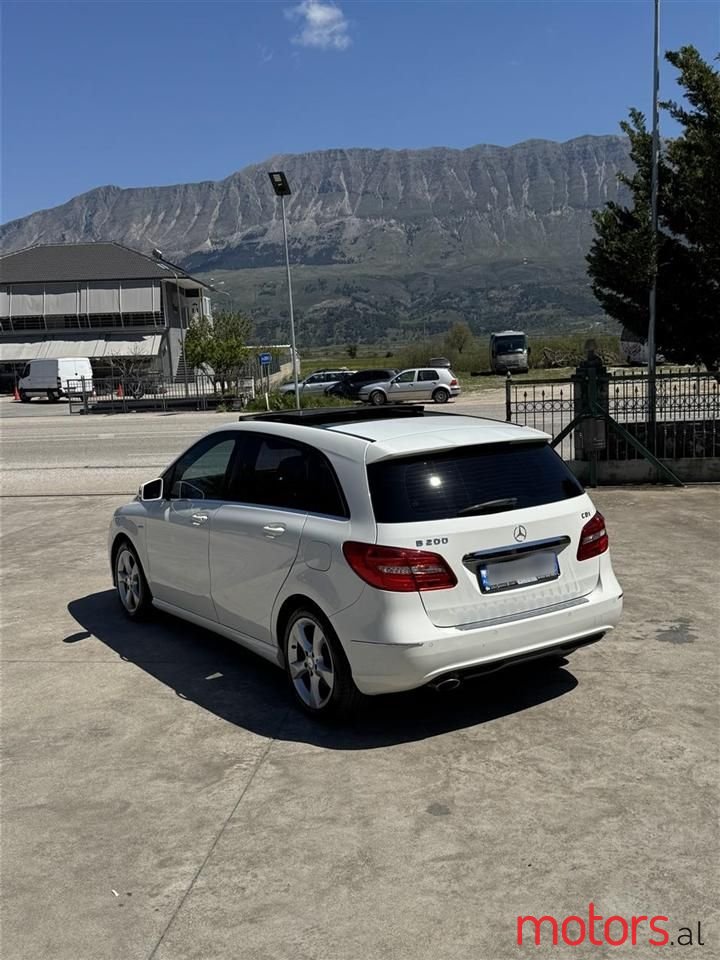 2013' Mercedes-Benz B 200 photo #4