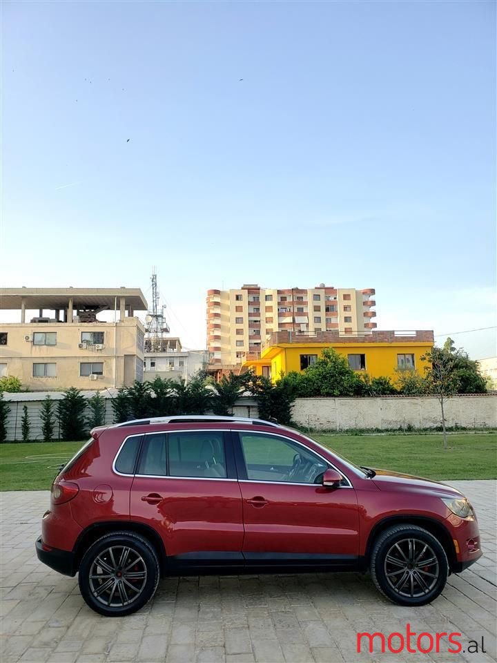 2012' Volkswagen Tiguan photo #5