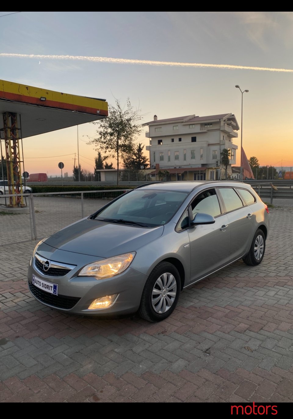 2011' Opel Astra photo #2
