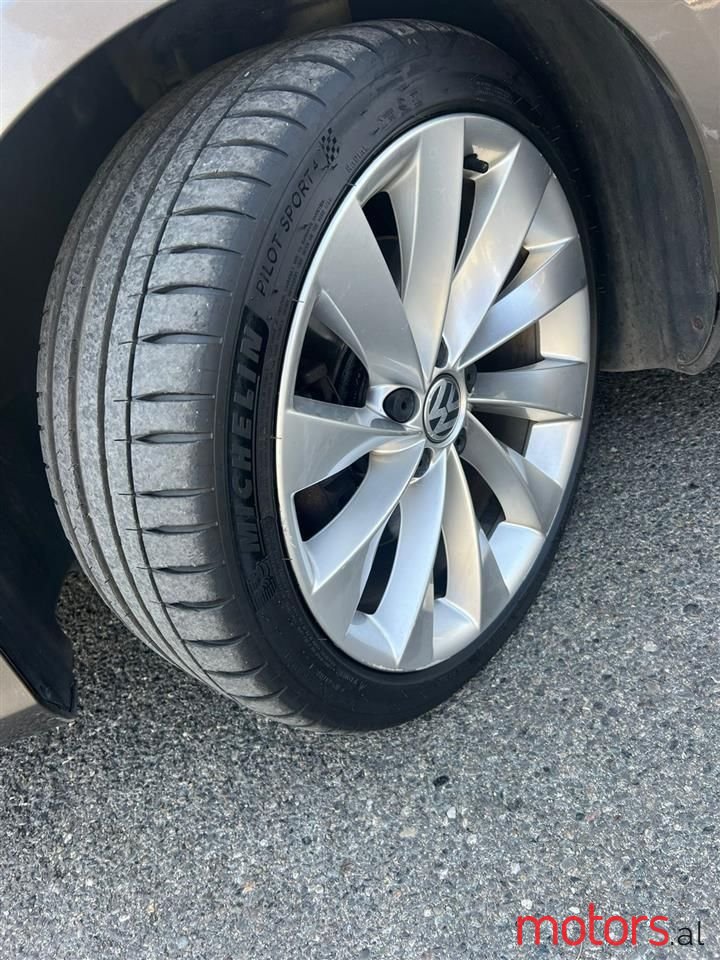 2011' Volkswagen Passat photo #6