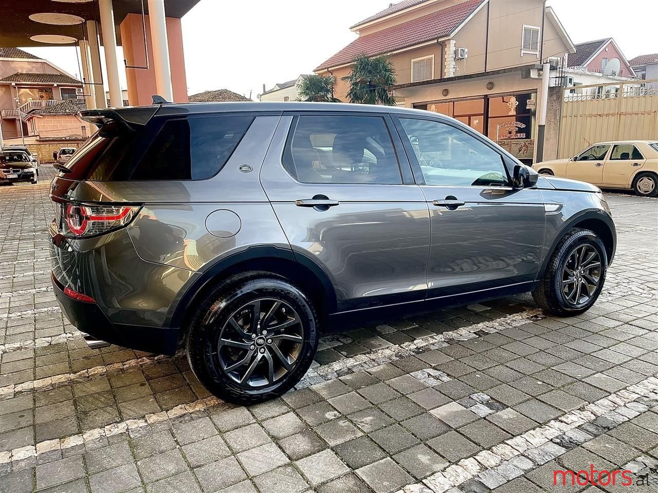 2017' Land Rover Discovery Sport photo #2