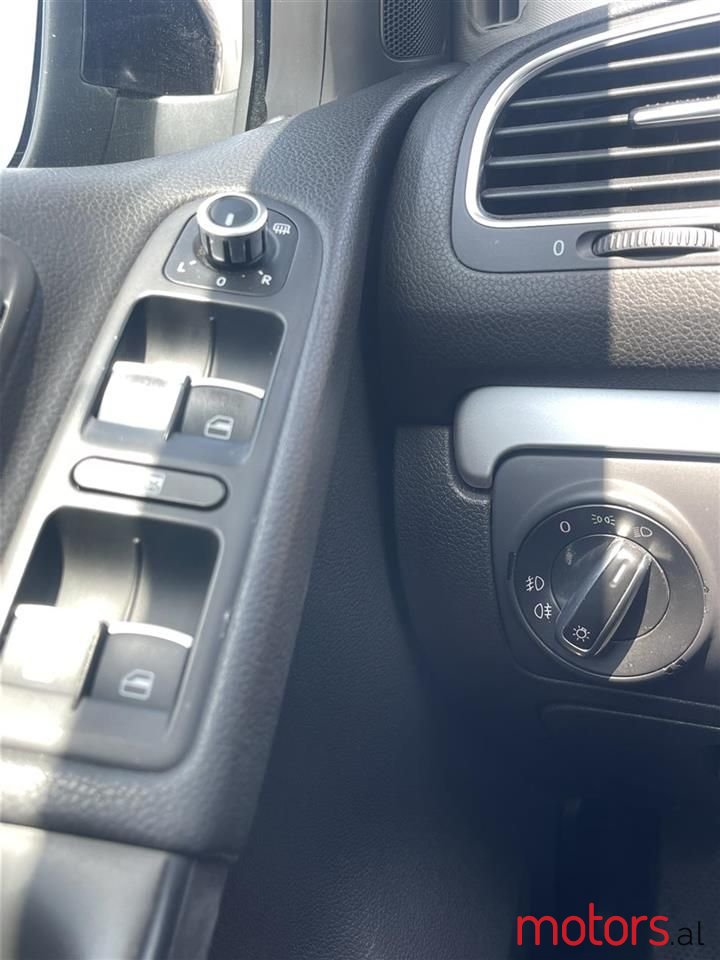 2010' Volkswagen Golf photo #1