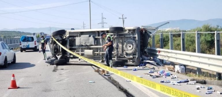 Aksident në Shkodër, furgoni me 7 punëtorë del nga rruga dhe përmbyset