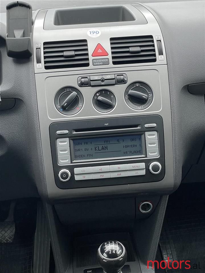 2008' Volkswagen Touran photo #5