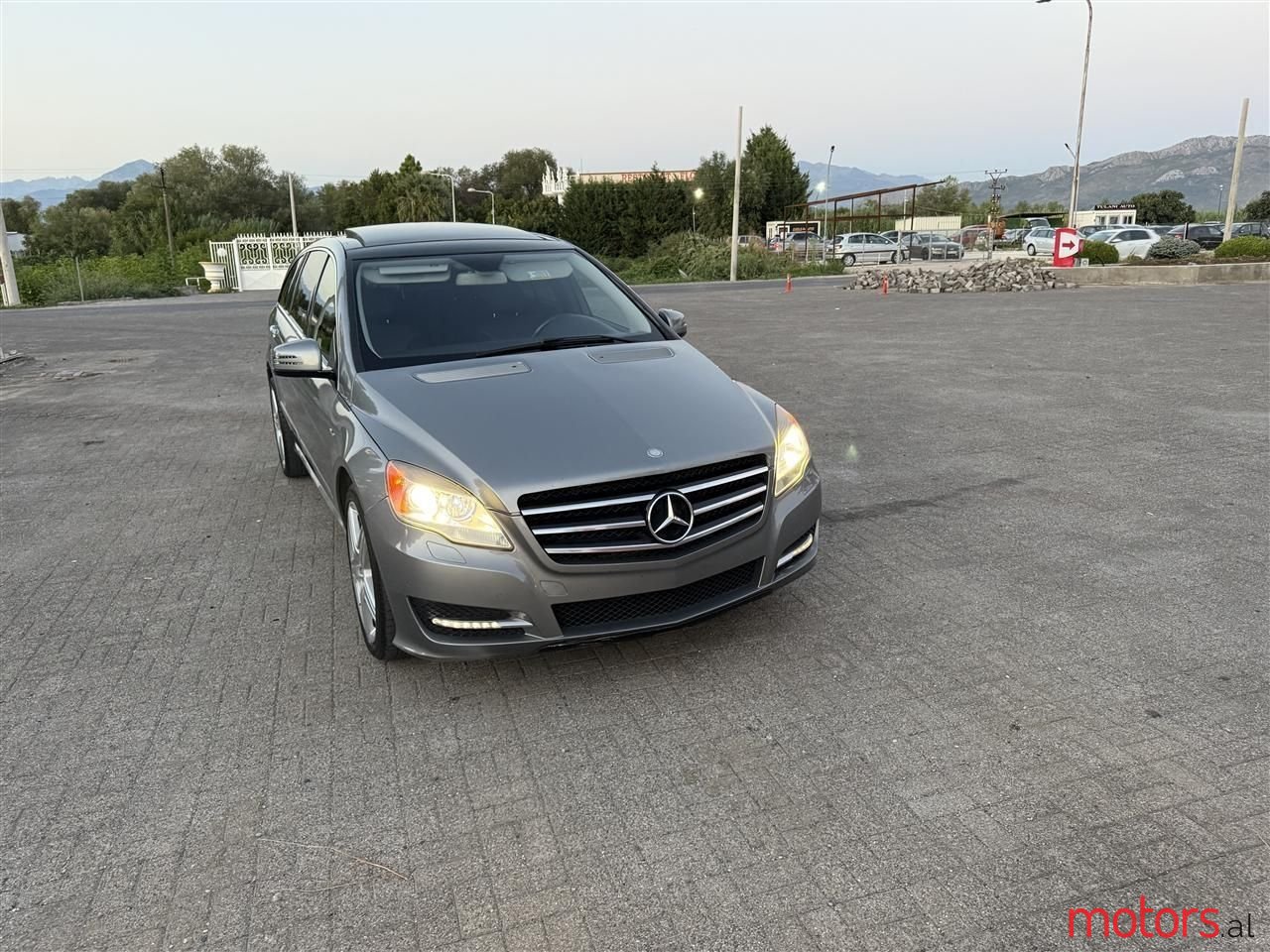 2011' Mercedes-Benz 350 photo #1