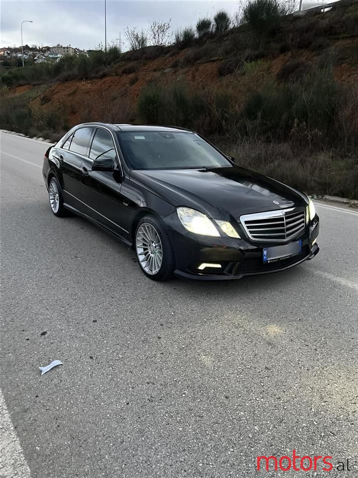 2011' Mercedes-Benz E 220 photo #2