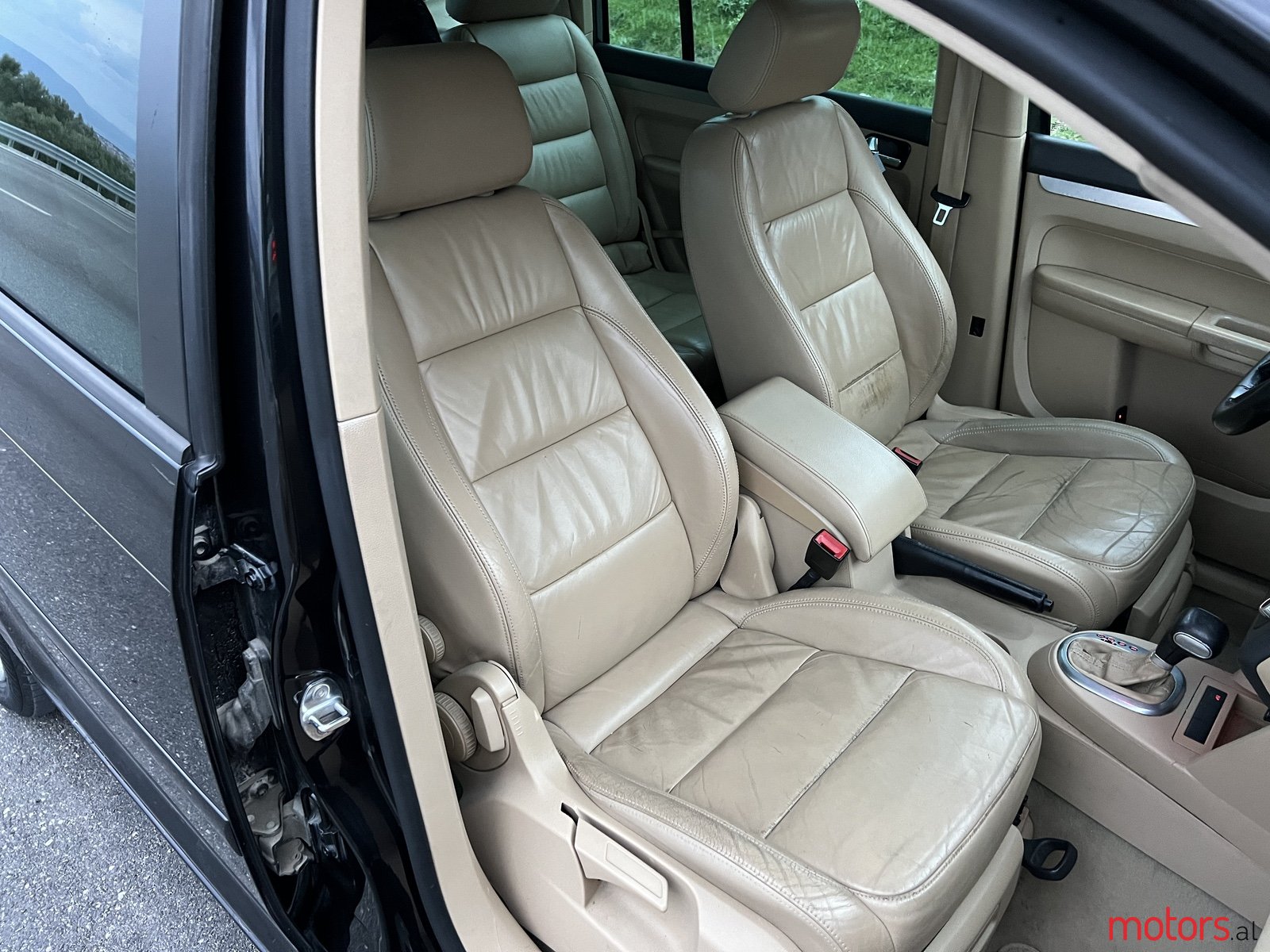 2006' Volkswagen Touran photo #1