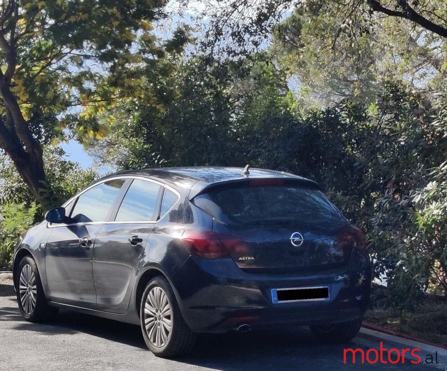 2015' Opel Astra photo #2