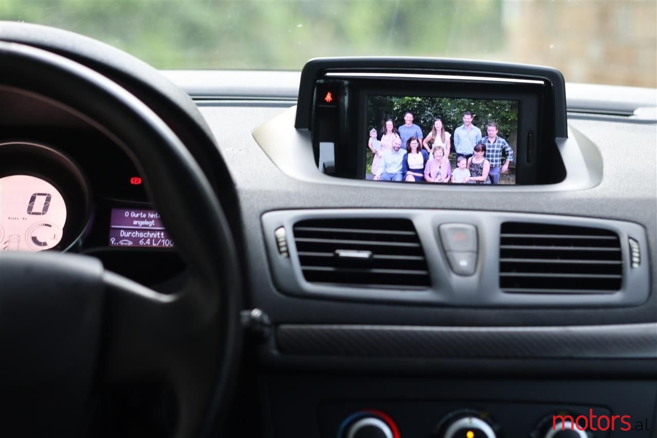 2012' Renault Megane photo #5