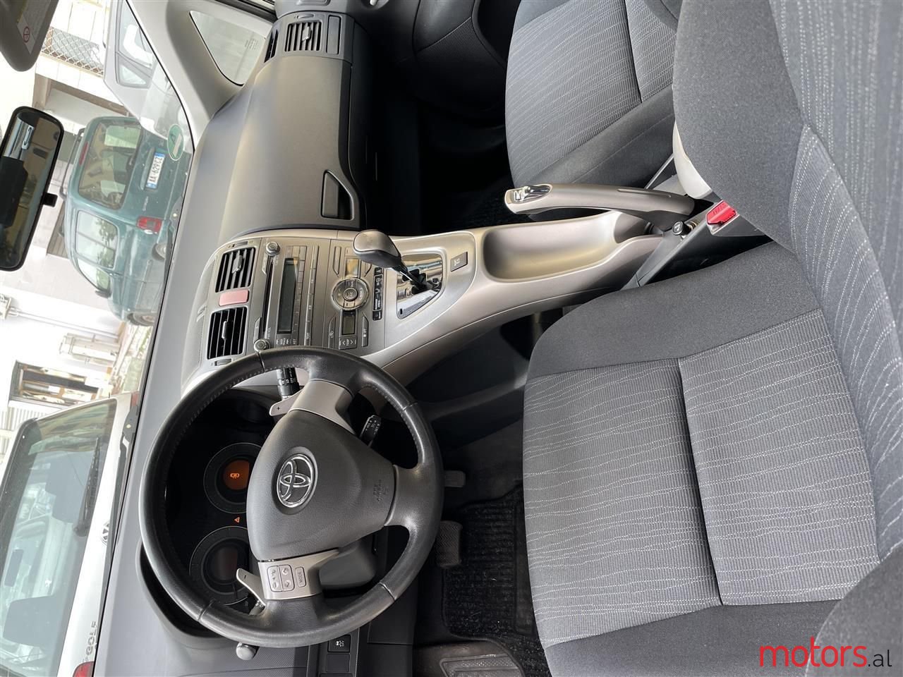 2008' Toyota Auris photo #5