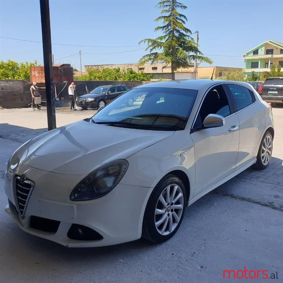 2012' Alfa Romeo Giulietta photo #4