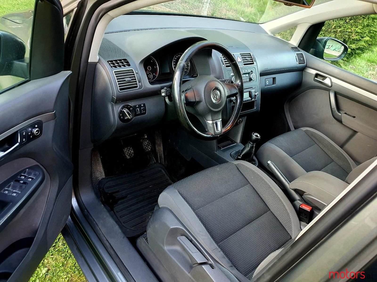 2010' Volkswagen Touran photo #2