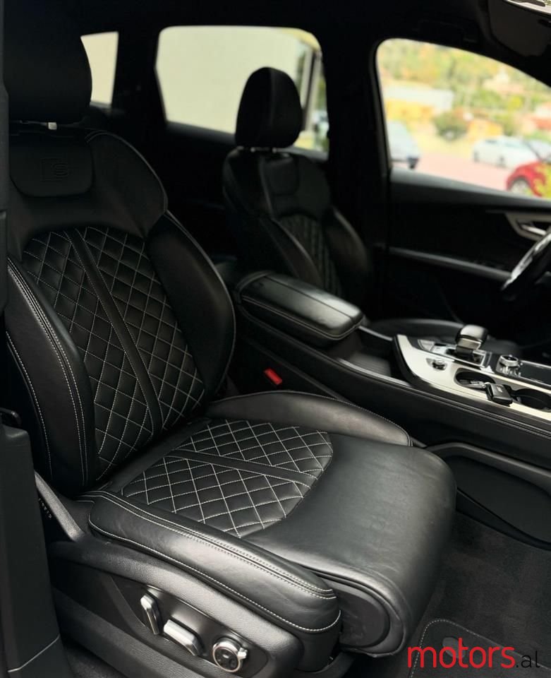2016' Audi SQ7 photo #5