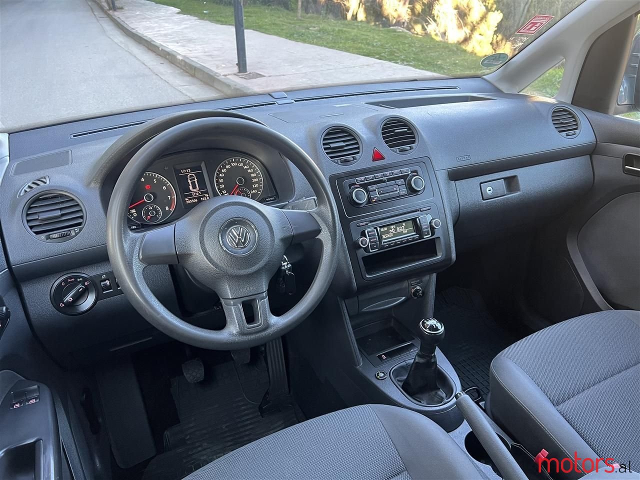 2011' Volkswagen Caddy photo #2