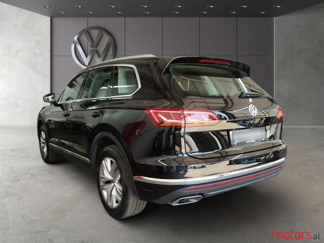 2019' Volkswagen Touareg photo #3