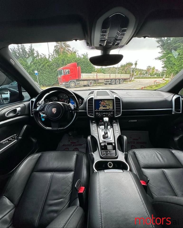 2010' Porsche Cayenne photo #3