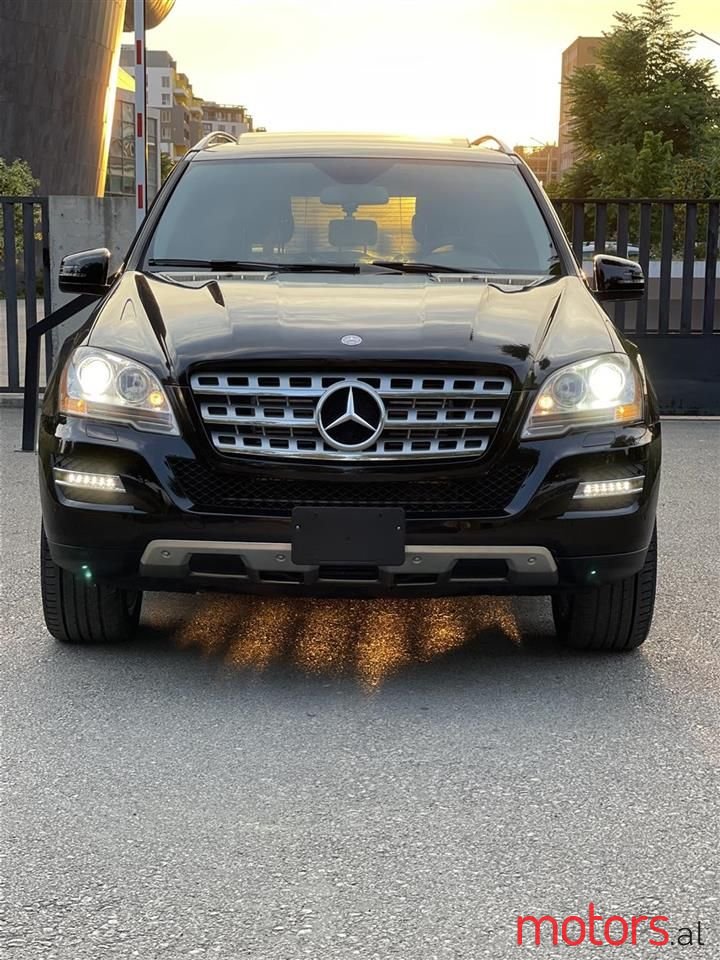 2011' Mercedes-Benz 350 photo #2