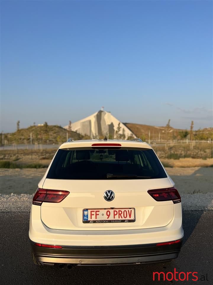 2017' Volkswagen Tiguan photo #4
