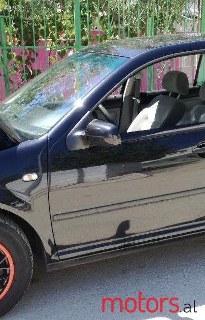 2002' Volkswagen Golf photo #1