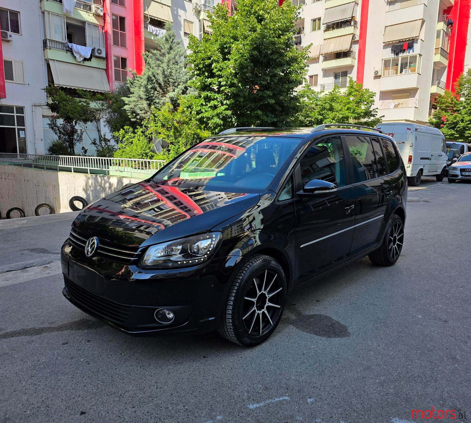 2011' Volkswagen Touran photo #2