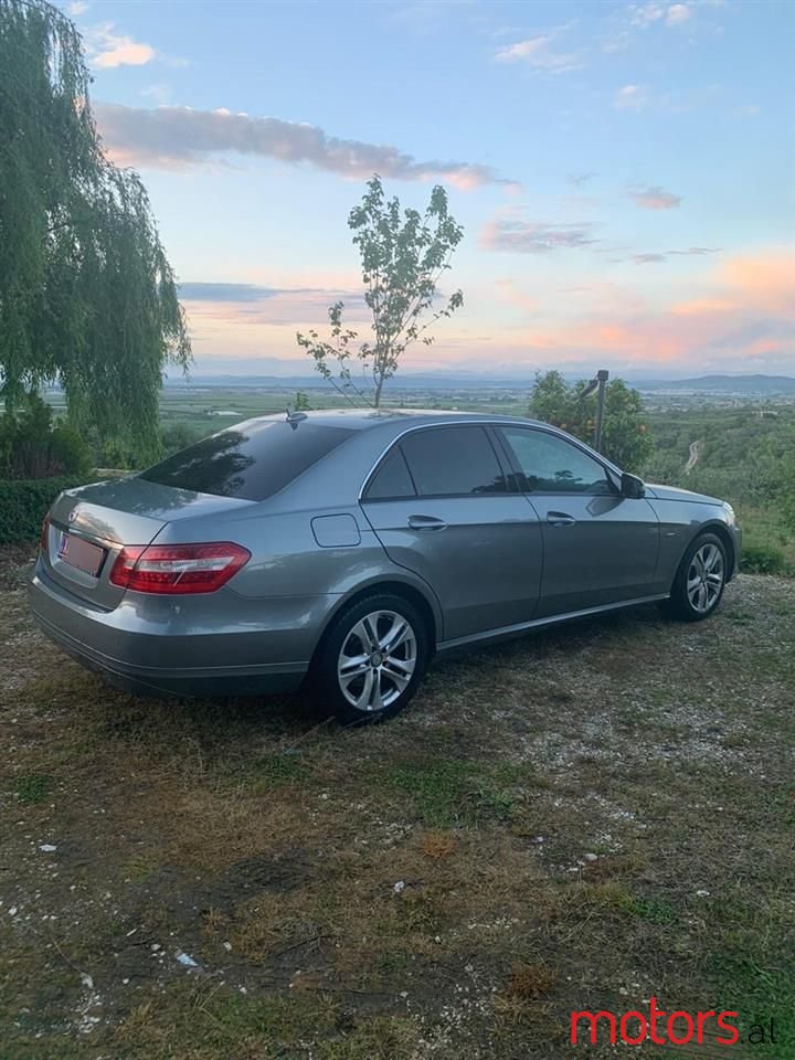 2011' Mercedes-Benz E 220 photo #2