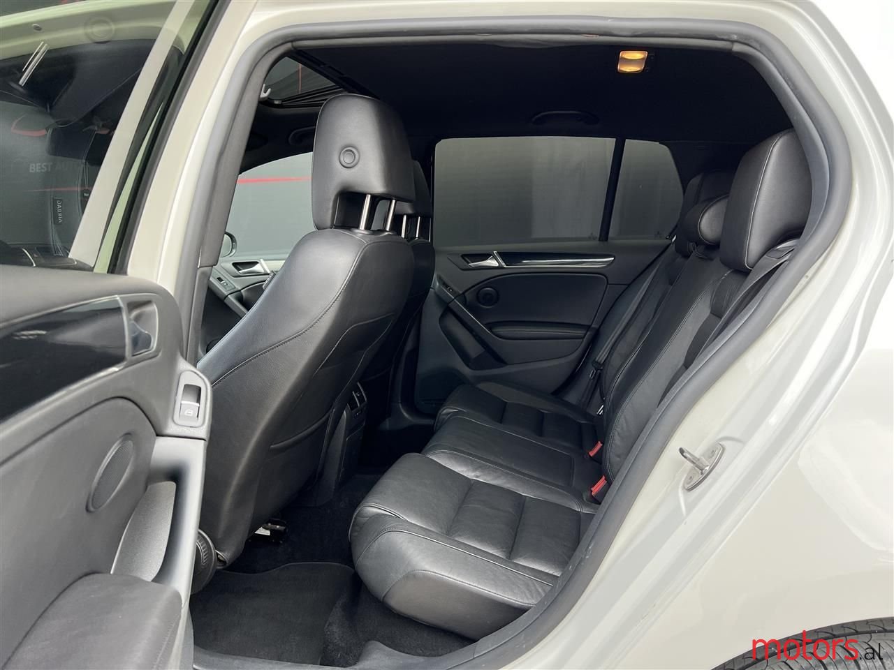 2011' Volkswagen Golf photo #4