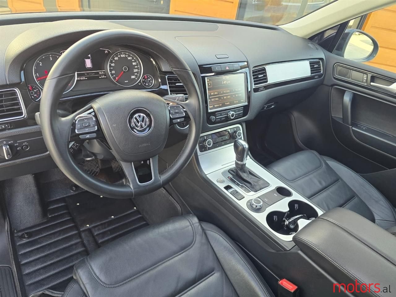 2012' Volkswagen Touareg photo #5