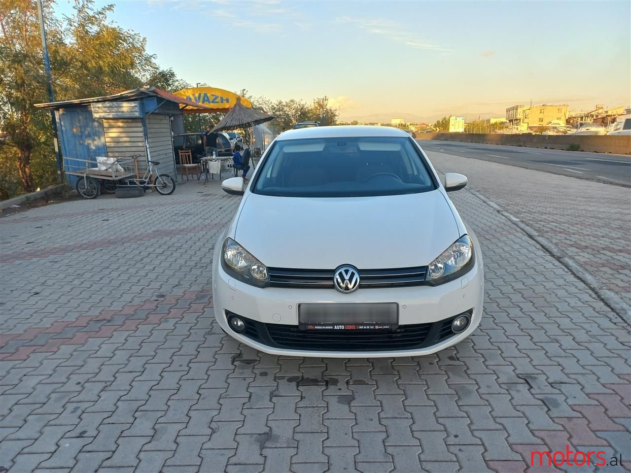 2011' Volkswagen Golf photo #1