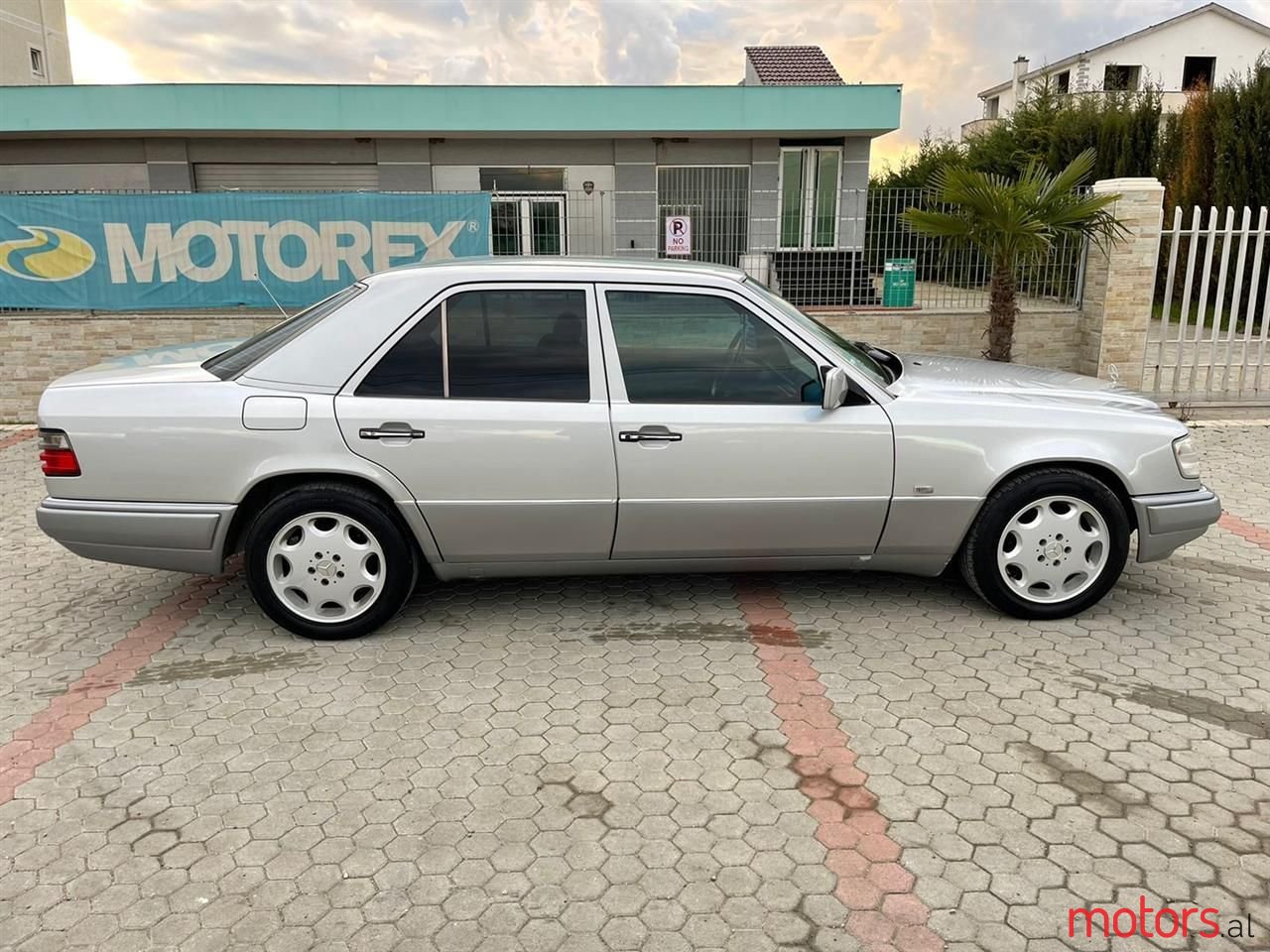 1994' Mercedes-Benz E 200 photo #6